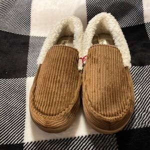 Women’s Brand New Dearfoams Bedroom Slippers Brown & Tan color Size 7